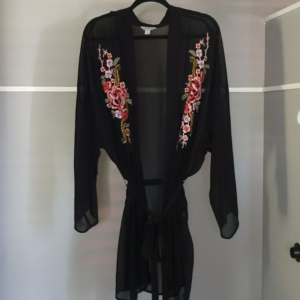Floral embroidered kimono
